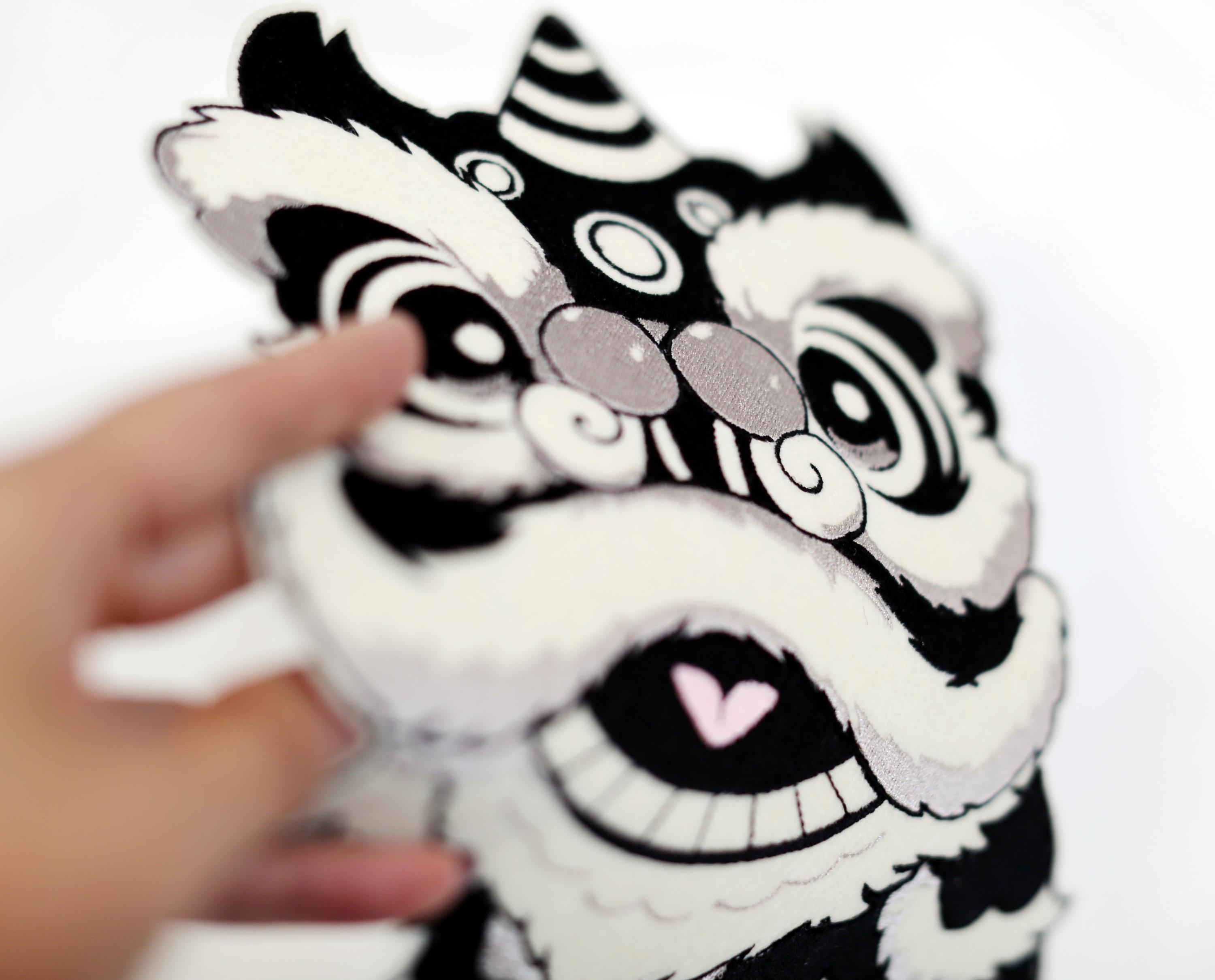 Embroidered jumperIron on Chinese Lion Dancing Embroidery Patch: Applique