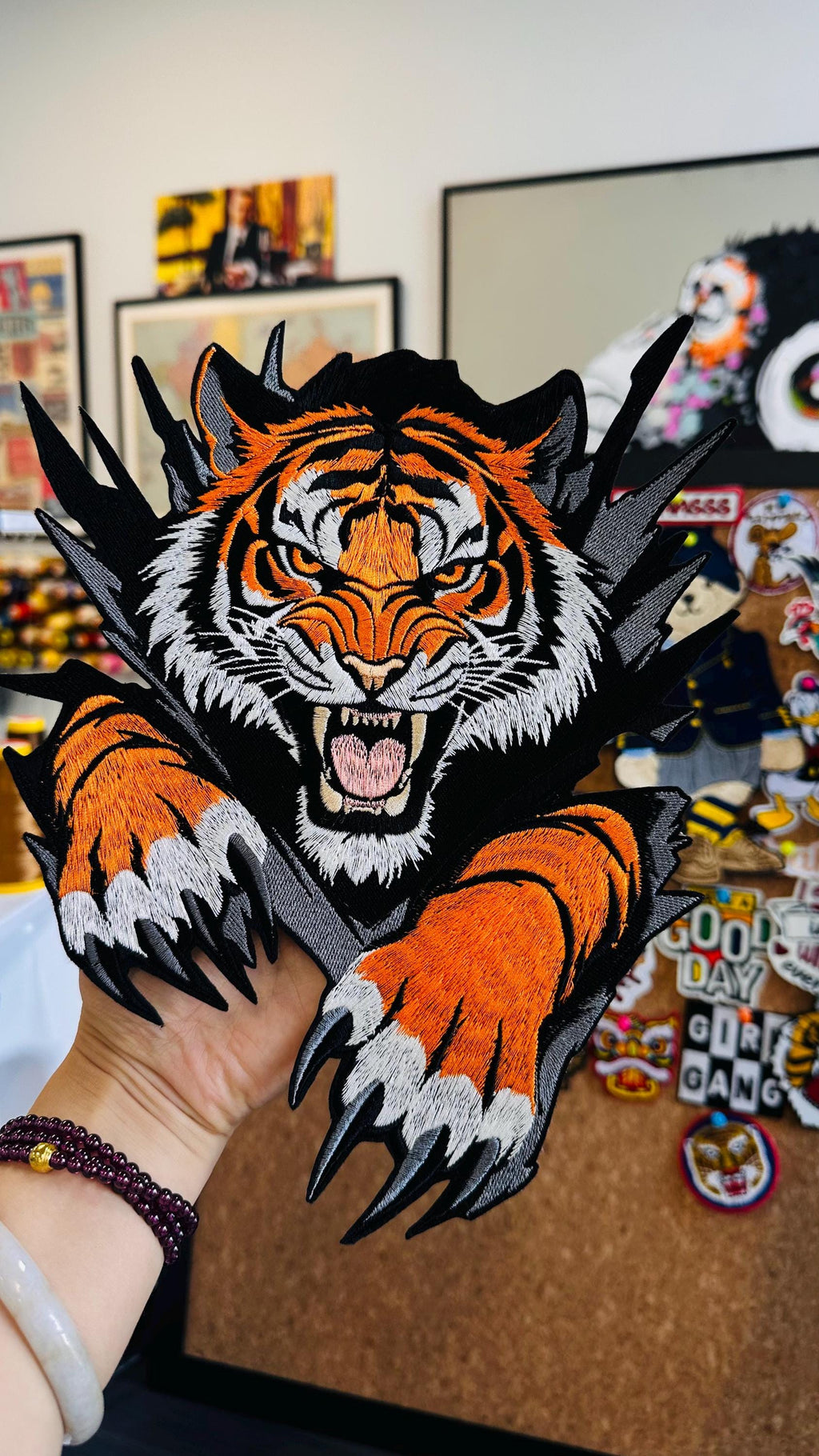 Fierce Roaring Tiger Patch – Bold Embroidered Iron-On Appliqué for Jackets, Hoodies