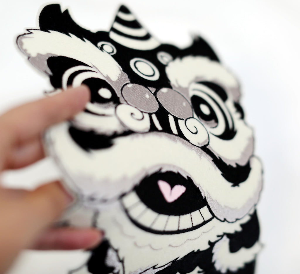 Embroidered jumperIron on Chinese Lion Dancing Embroidery Patch: Applique