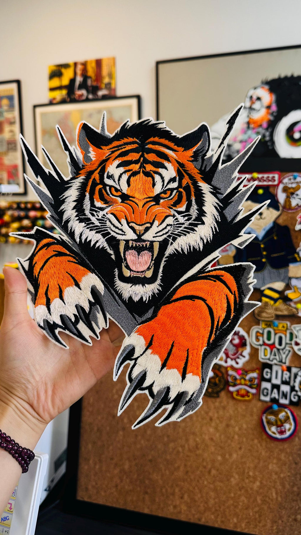Fierce Roaring Tiger Patch – Bold Embroidered Iron-On Appliqué for Jackets, Hoodies