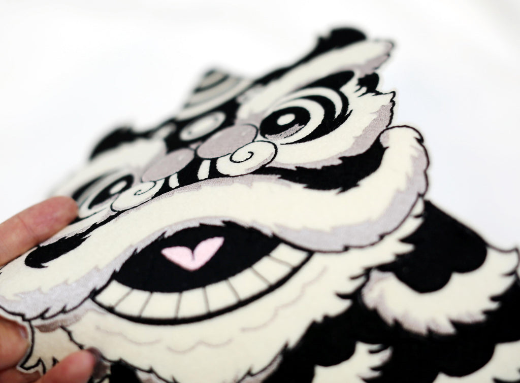 Embroidered jumperIron on Chinese Lion Dancing Embroidery Patch: Applique